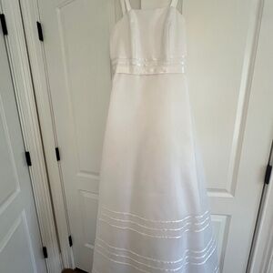 Beautiful and Simple Gown from David’s Bridal Size 6P